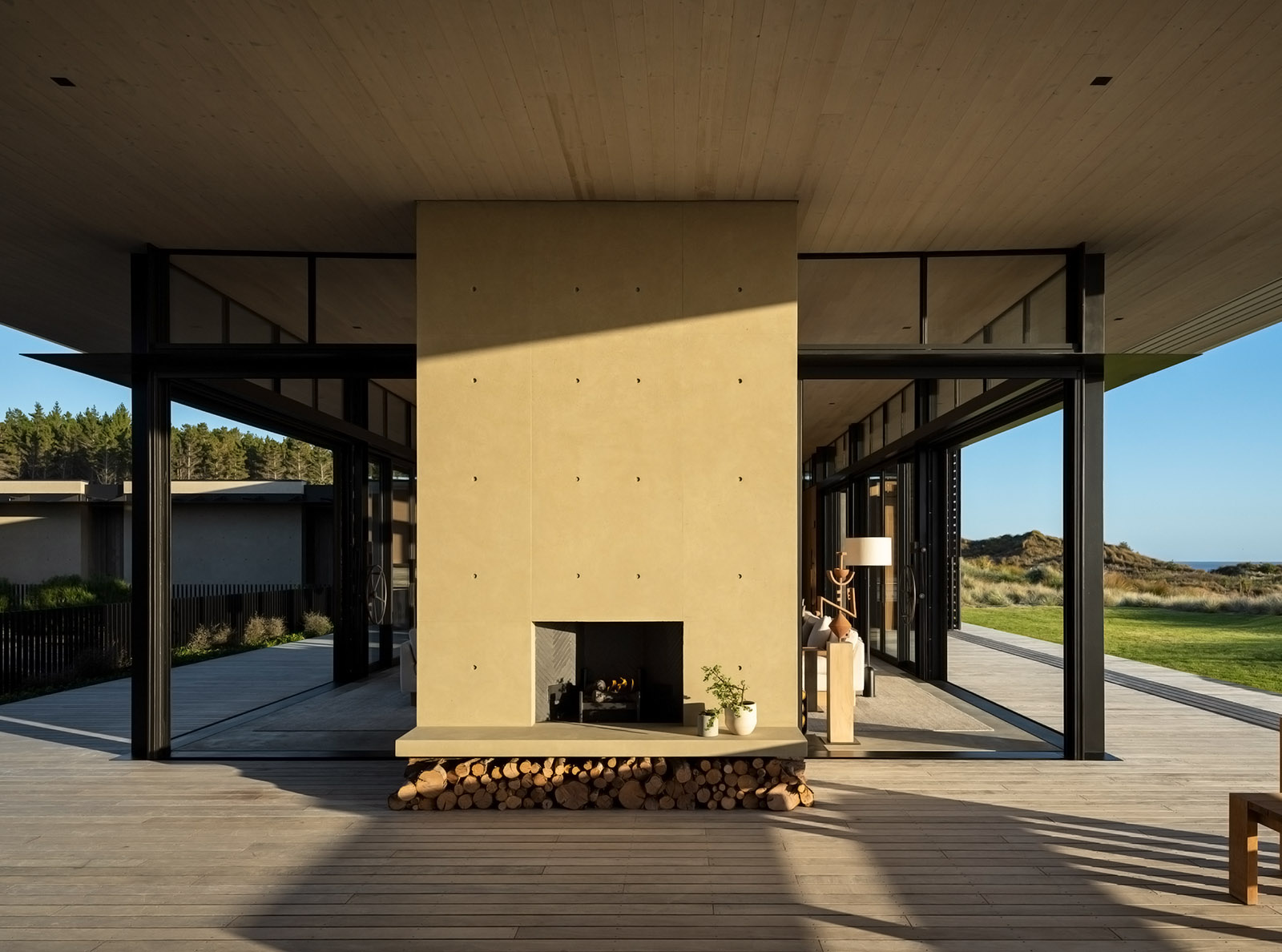 Te Whare Tupu Kirikiri, a New Zealand house in a rugged beach