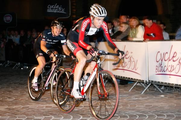 Simon Richardson leads Dean Downing in the decisive breakaway.