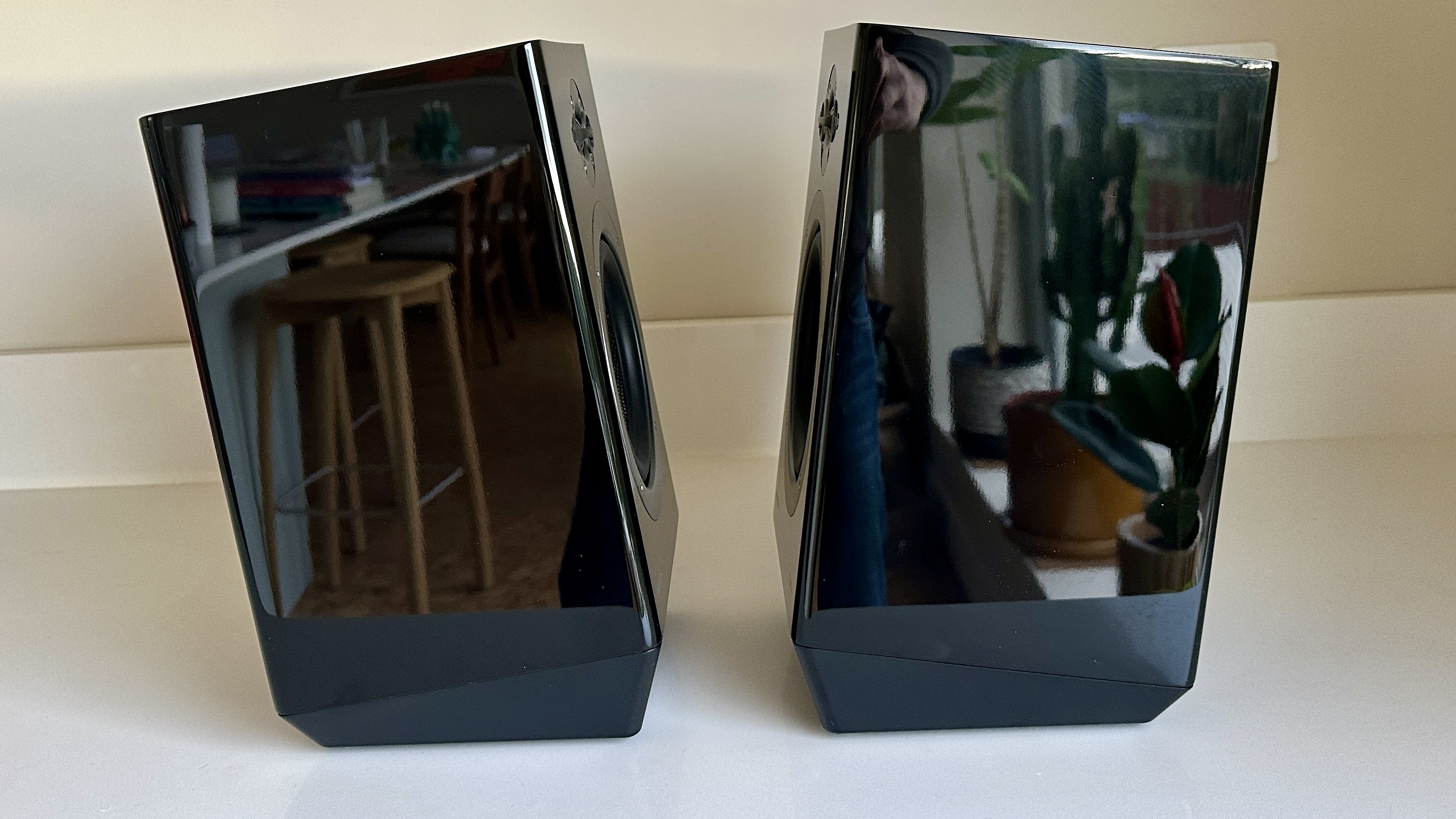 The Philips Fidelio FA3 viewed from the side, showing their wedge shape