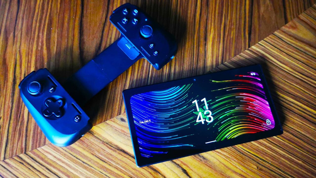 Razer Edge next to Kishi controller