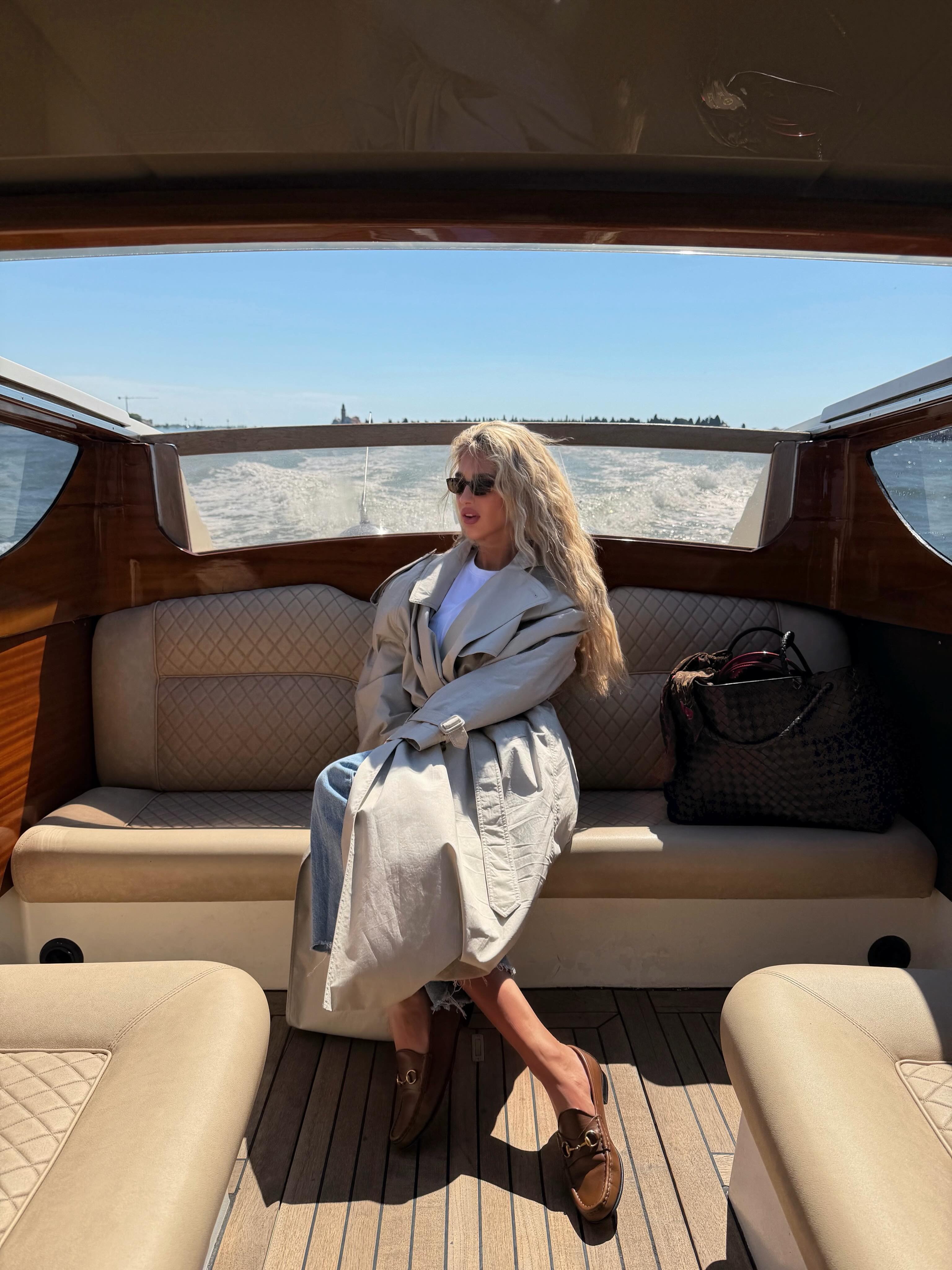 Woman wearing summer shoe color trend 2026.