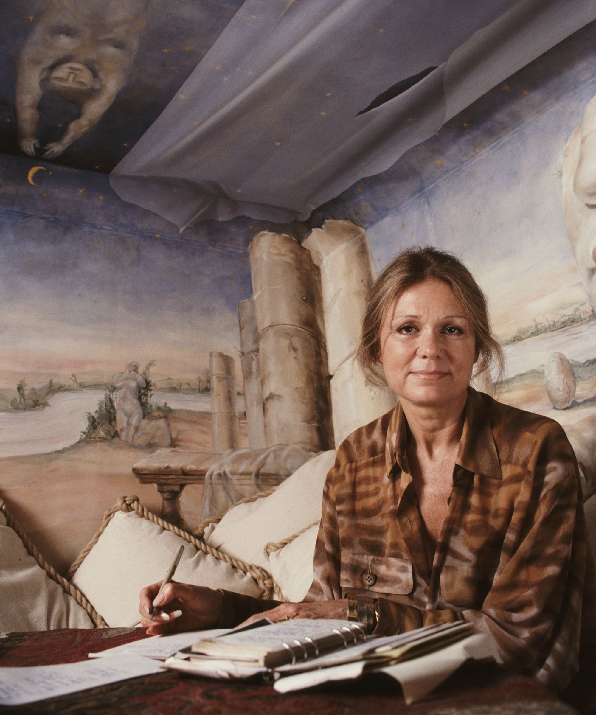 gloria steinem in her living room
