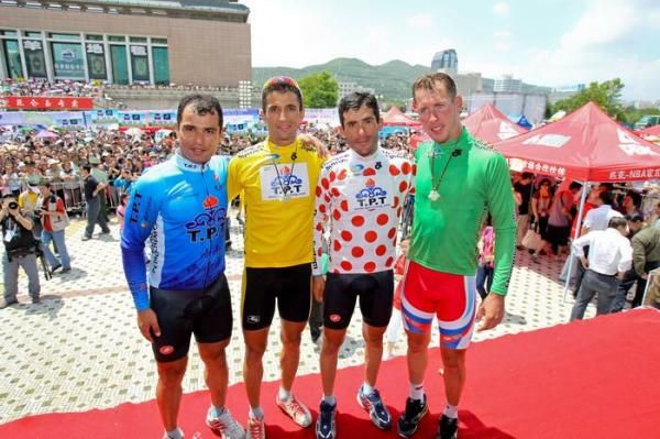 The jersey wearers pose for a quick photo at the conclusion of the final presentation