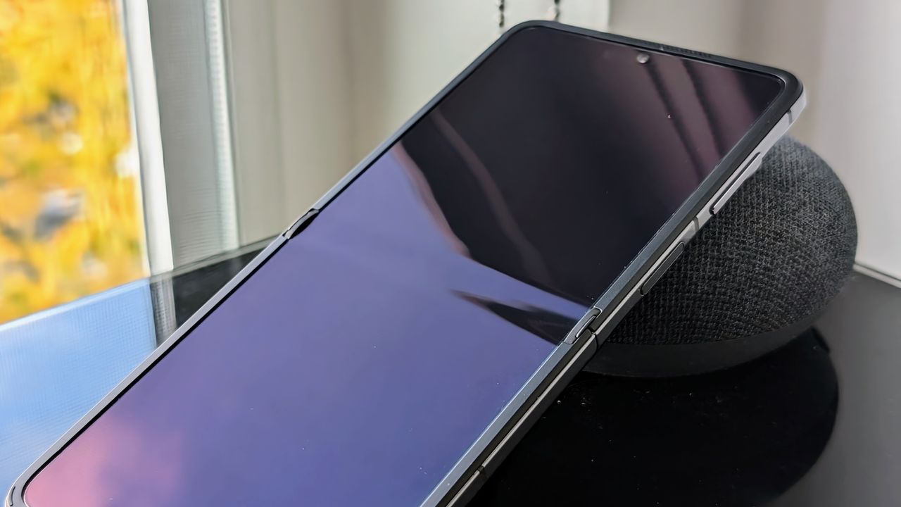 OPPO Find N3 Flip display crease