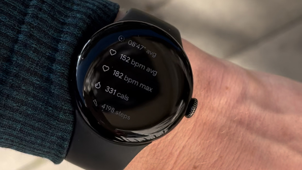 En svart Google Pixel Watch 2 rundt en persons håndledd som viser kroppsstatistikk for dagen.