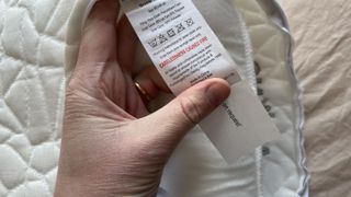 care label of the remfit snow pillow