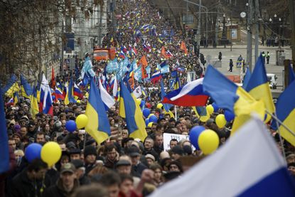 Thousands gather in Moscow to protest Crimea occupation