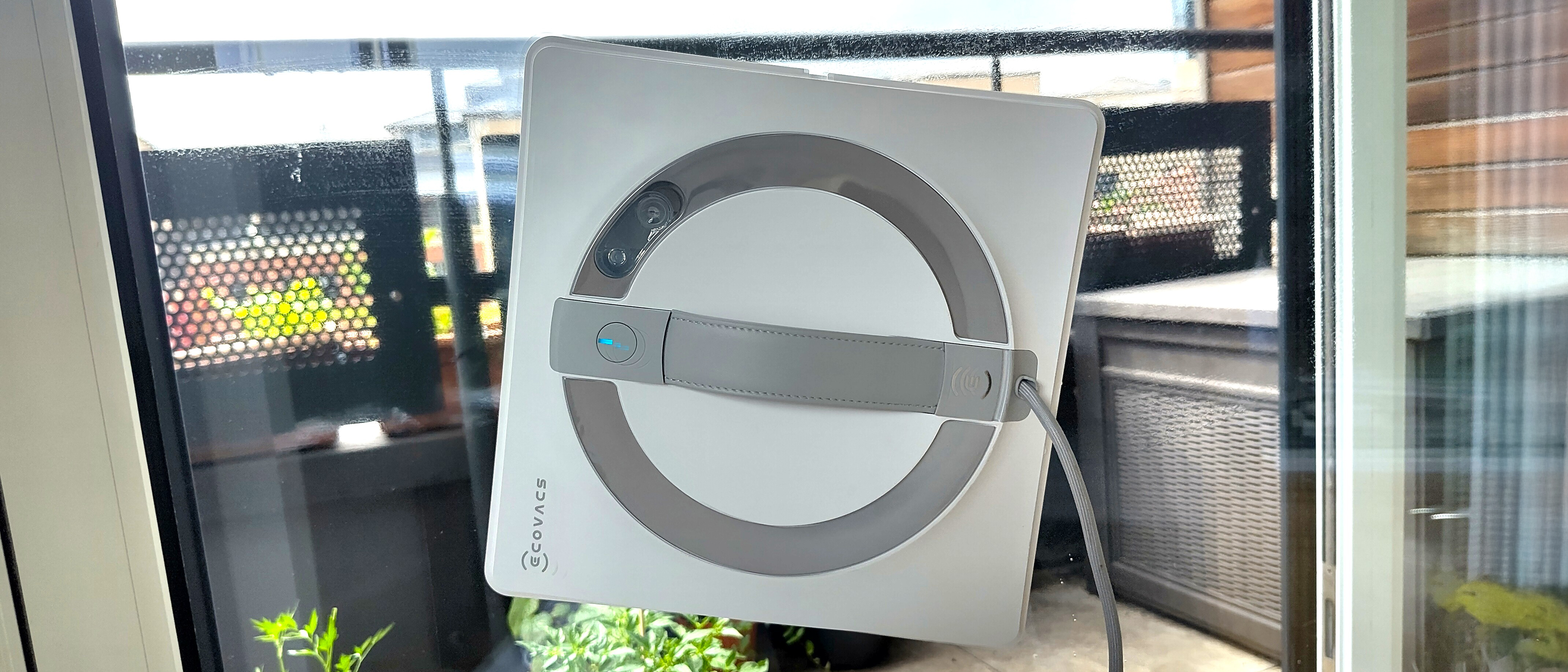 WinBot W2 Omni cleaning window