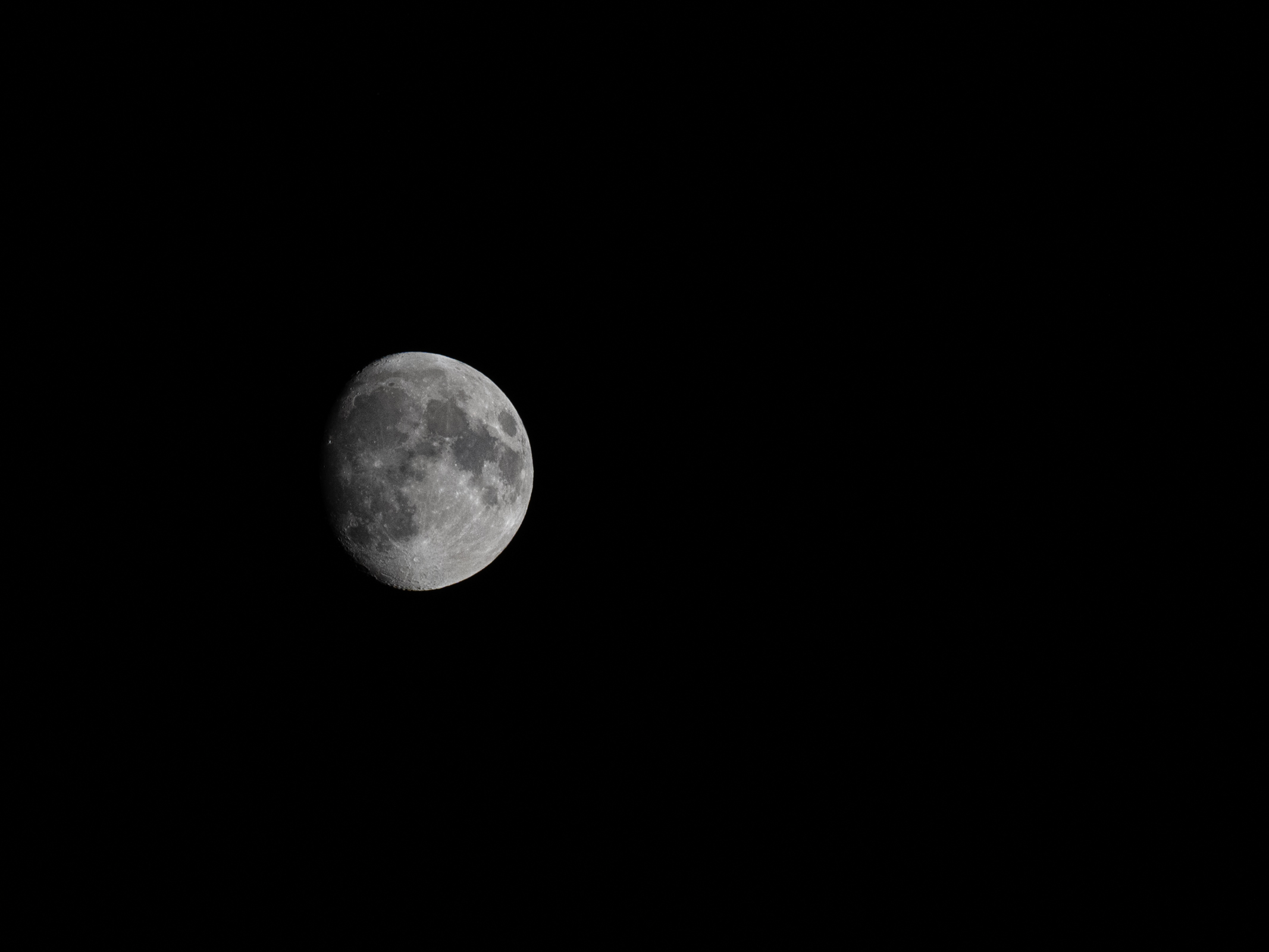 Photo of the moon taken with the Panasonic Leica DG Elmarit 200mm f/2.8 POWER O.I.S.
