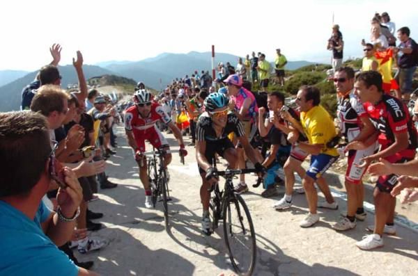 Denis Menchov (Katusha) battles to follow Richie Porte (Sky) on Bola del Mundo.