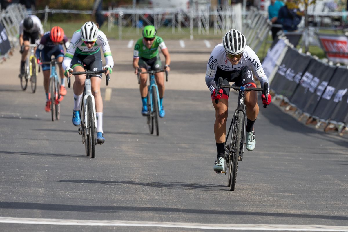 Helene Clauzel (AS Bike Racing) took the sprint for second ahead of Manon Bakker (Crelan-Fristads) by a few bike lengths.