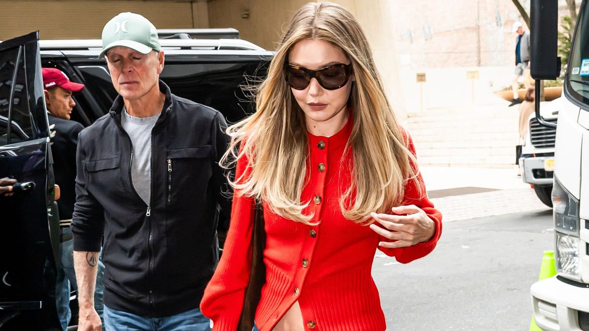 Sorry, Sneakers—Low-Rise Jeans Look the Most 2026 With This Elegant Flat-Shoe Trend