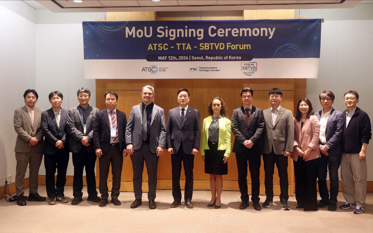 People at the MoU signing ceremony from ATSC, TTA and SBTVD