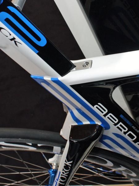 The flush seatpost binder is neatly integrated into the top tube.