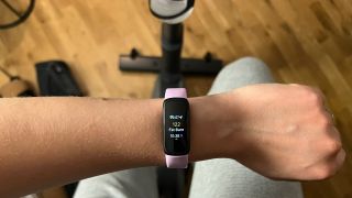 Fitbit Inspire 3 tracking exercise, showing heart rate in fat burn zone