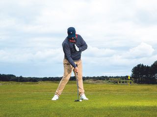 Peter Finch demonstrating