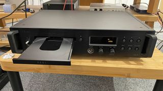 CD player: TEAC VRDS-701