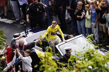 Jonas Vingegaard in a car in yellow jersey tour de france