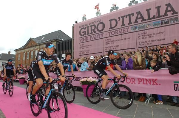 Team Sky heads to the stage