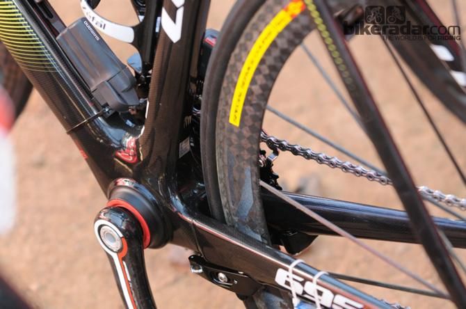 Hidden among the Cofidis team bikes was Christophe Le M&eacute;vel&rsquo;s Look 695 Aerolight. He was the only rider on the new frame. Instead of using Look&rsquo;s one-piece Z2 crank, however, mechanics fitted a team issue FSA K-Force Light