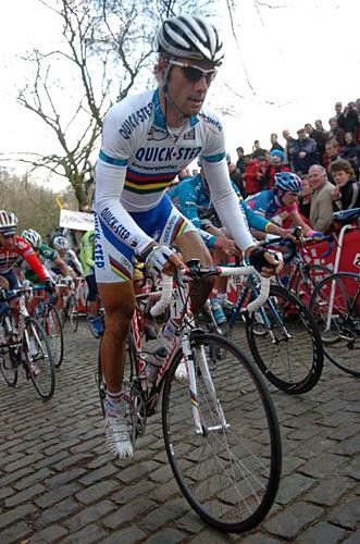 Tom Boonen (Quick.Step) looked comfy on the Kemmelberg the first time