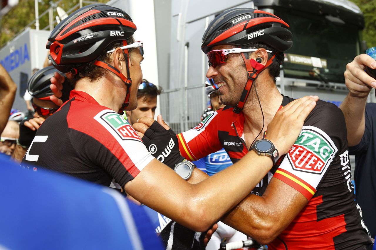 Silvan Dillier thanks BMC teammate Fran ventoso