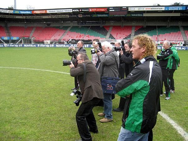 Eric Vanderaerden keeps watch on his squad