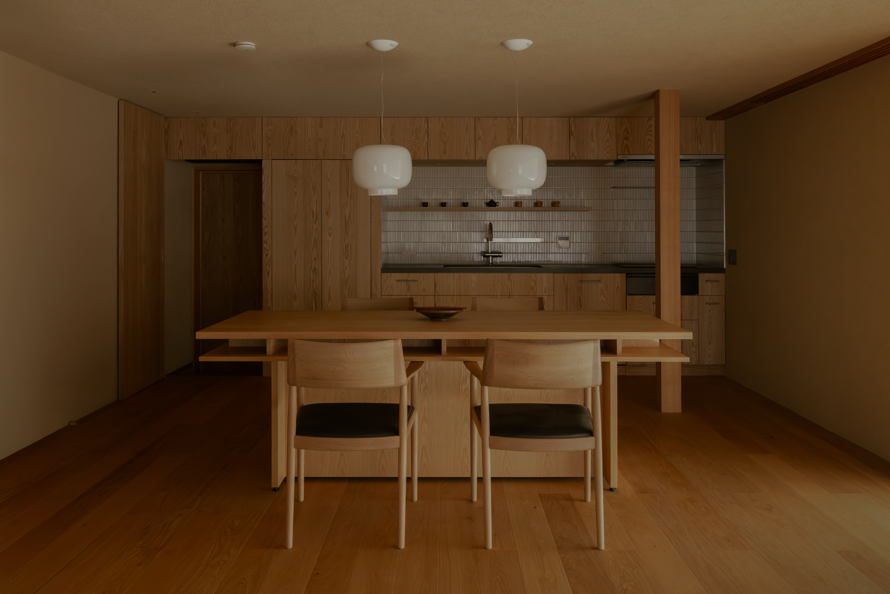 interior of House in Narutaki by kooo architects, a traditional Japanese house remastered for the 21st century with minimalism and earthy tones and natural materials that fit the historic Japanese style