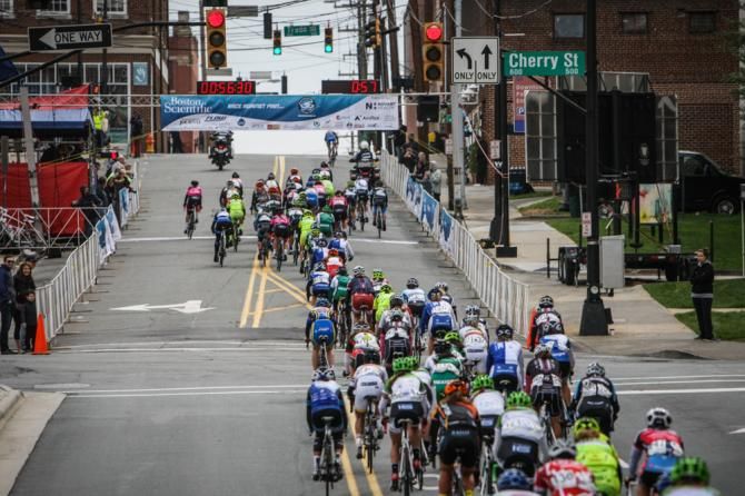 The women&rsquo;s field heads through the finish area.
