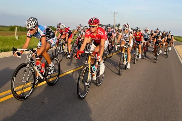 The women's peloton heads back towards town.