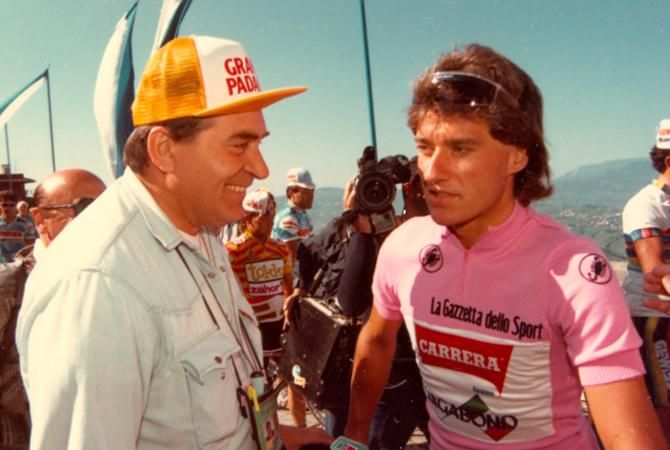Visentini talk before the start of an early stage of the Giro