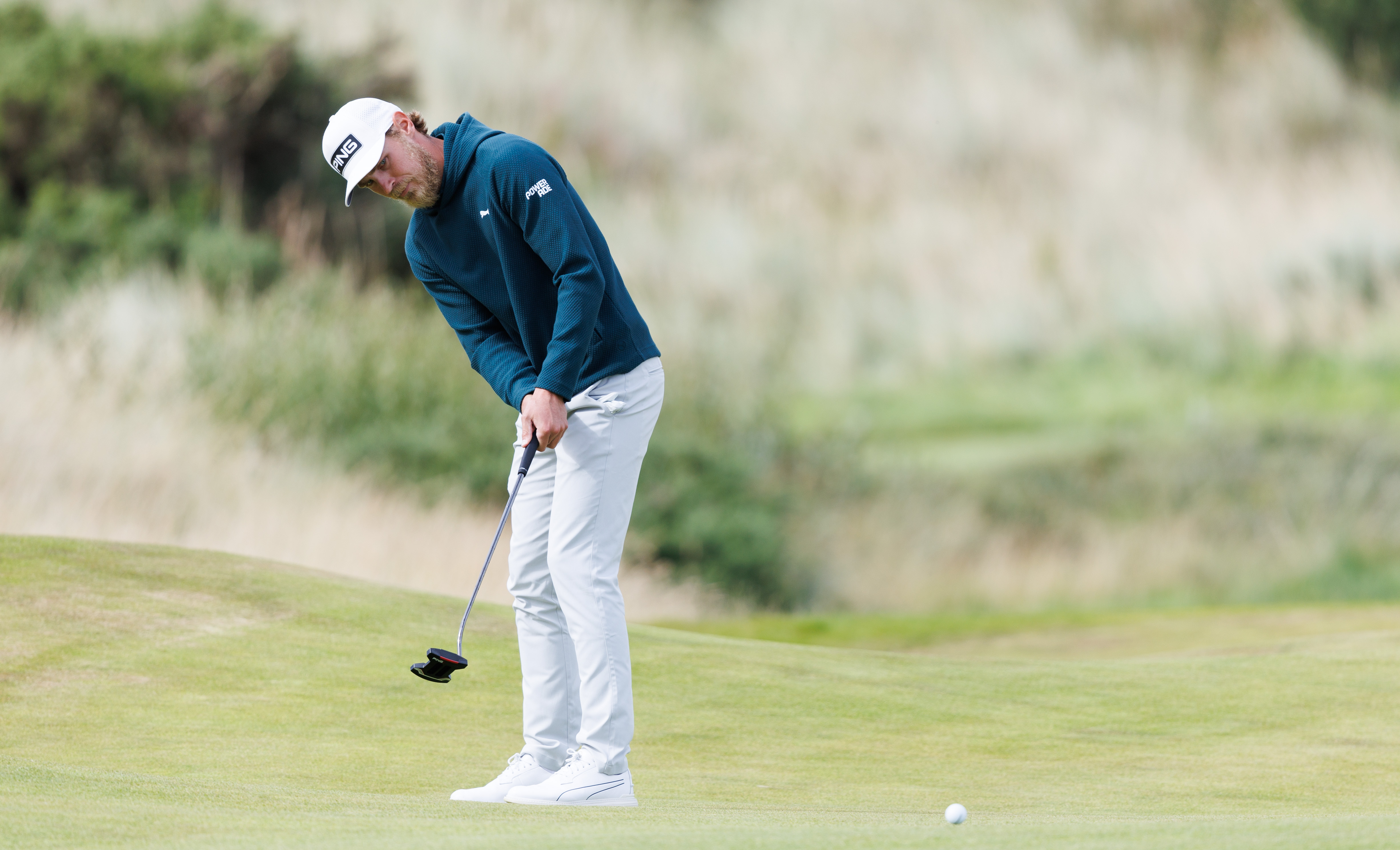 Kristoffer Reitan hits a putt