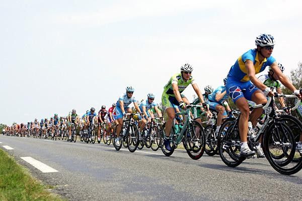 The bunch gets strung out along the mostly baron course today.