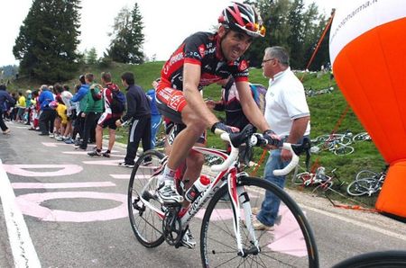 David Arroyo (Caisse d'Epargne) shows the strain of tackling the 25-kilometre climb to the finish.