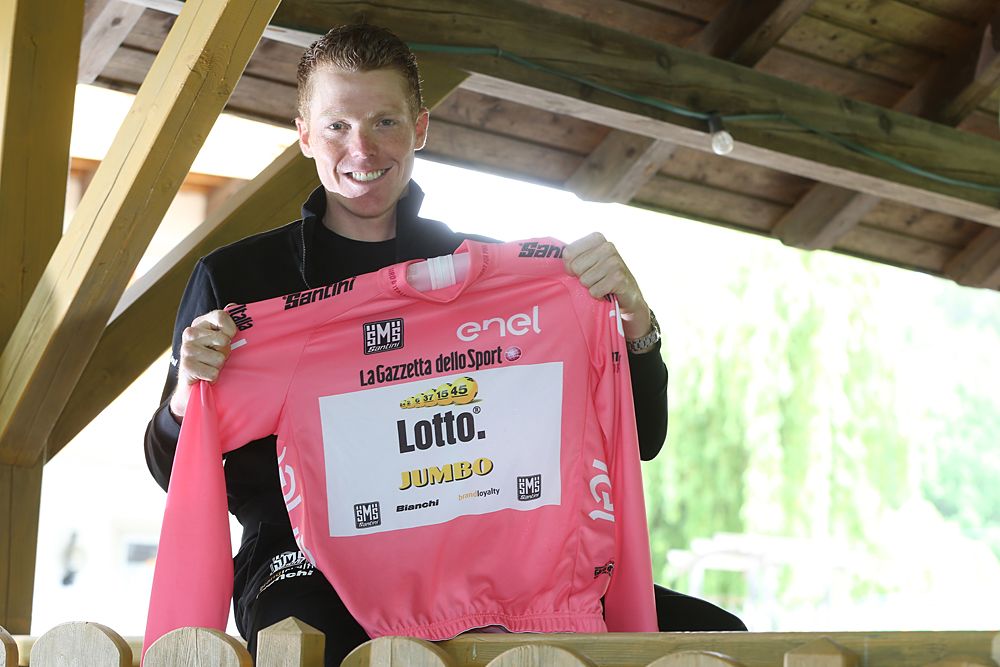 Steven Kruijswijk (LottoNL-Jumbo) shows off the maglia rosa