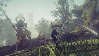 Huvudkaraktären i NieR: Automata slåss mot en ridande fiende.