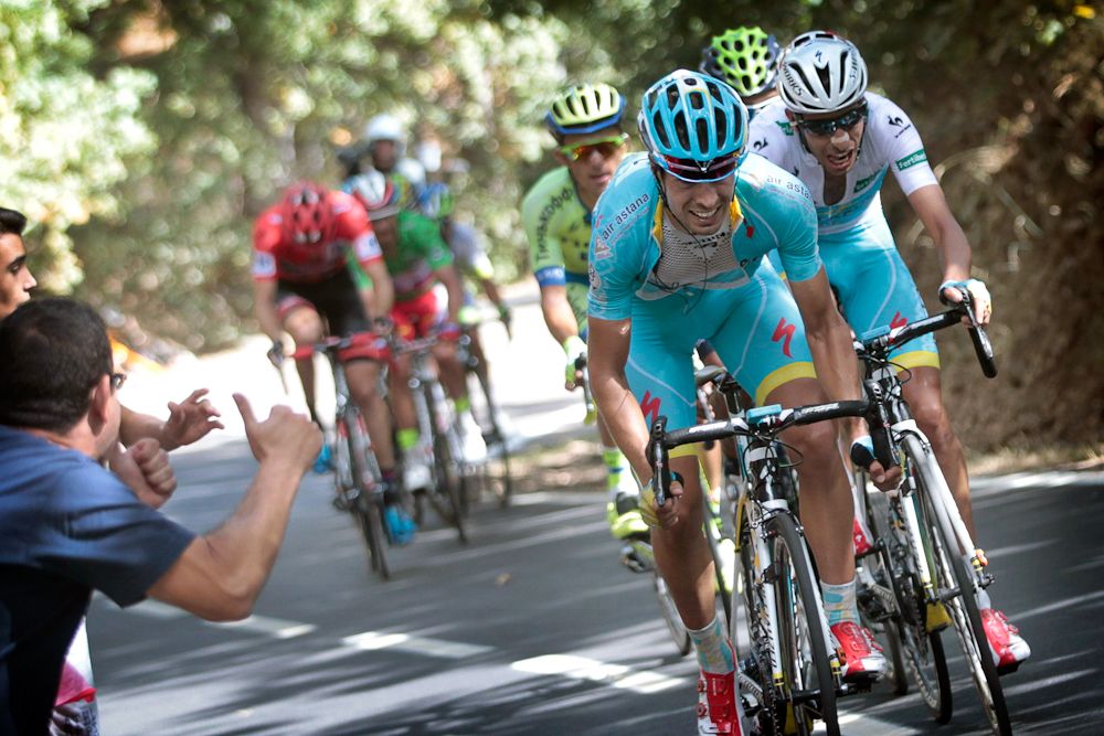 Astana puts pressure on Tom Dumoulin.