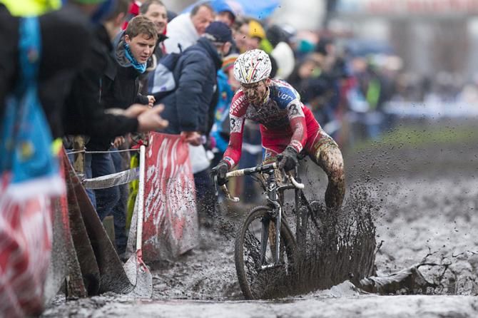 Klaas Vantornout balances through the mud puddles of Loenhout