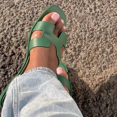 A neutral pedicure, by Julia Diogo, in green Hèrmes Oran sandals