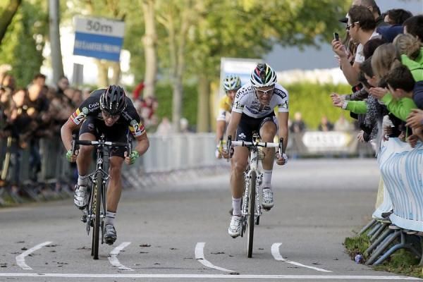 Sven Nys (Landbouwkrediet - Euphony) sprints to the line against Niels Albert (BKCP-Powerplus)