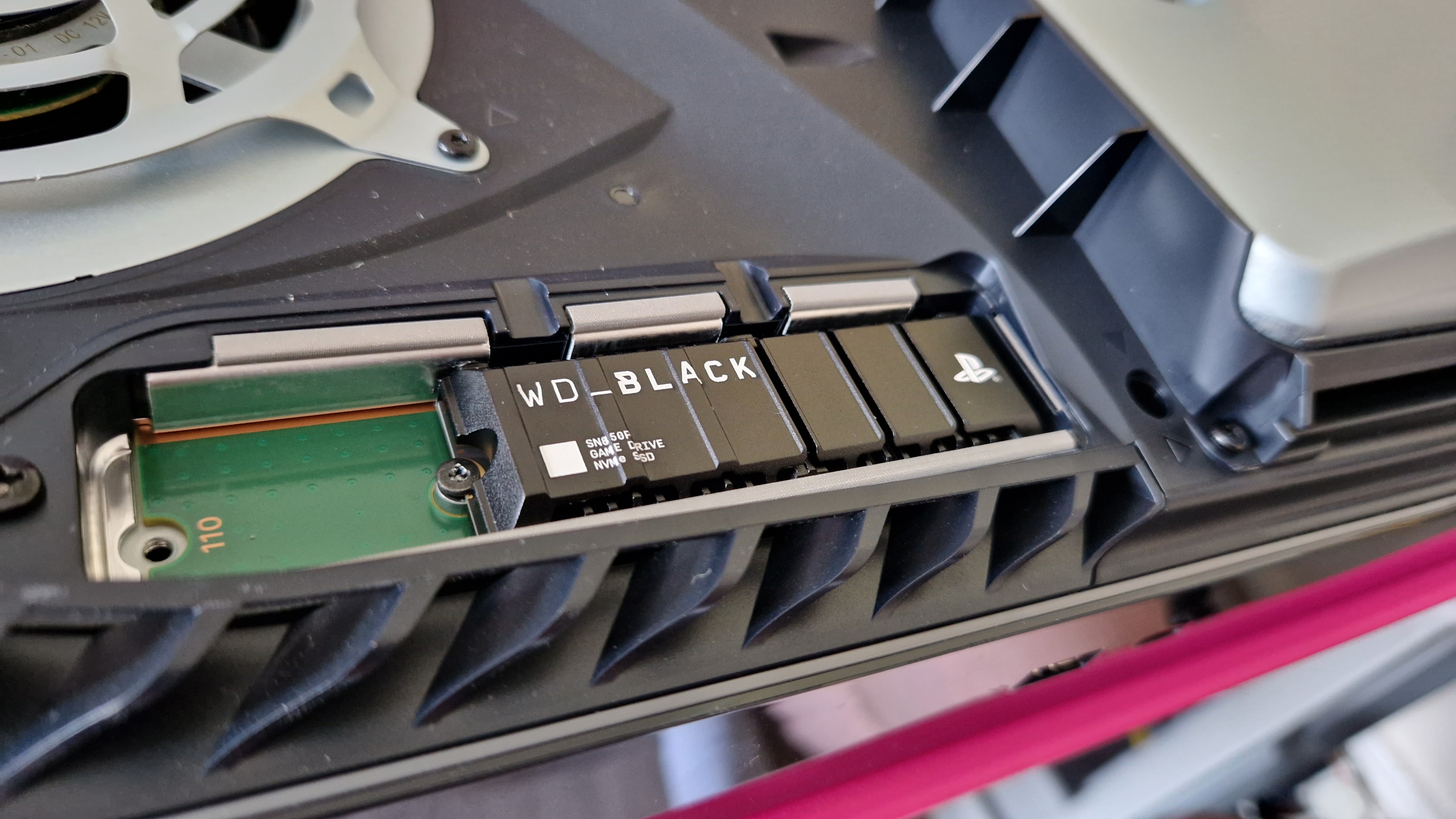 WD Black SN850P en gros plan dans le plateau SSD d'une PS5