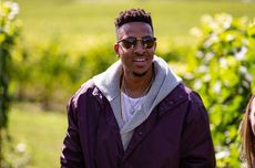 CJ McCollum learns about wine at Adelsheim