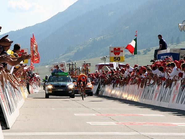 Aitor Gonzalez (Euskaltel-Euskadi) drives it to the line.