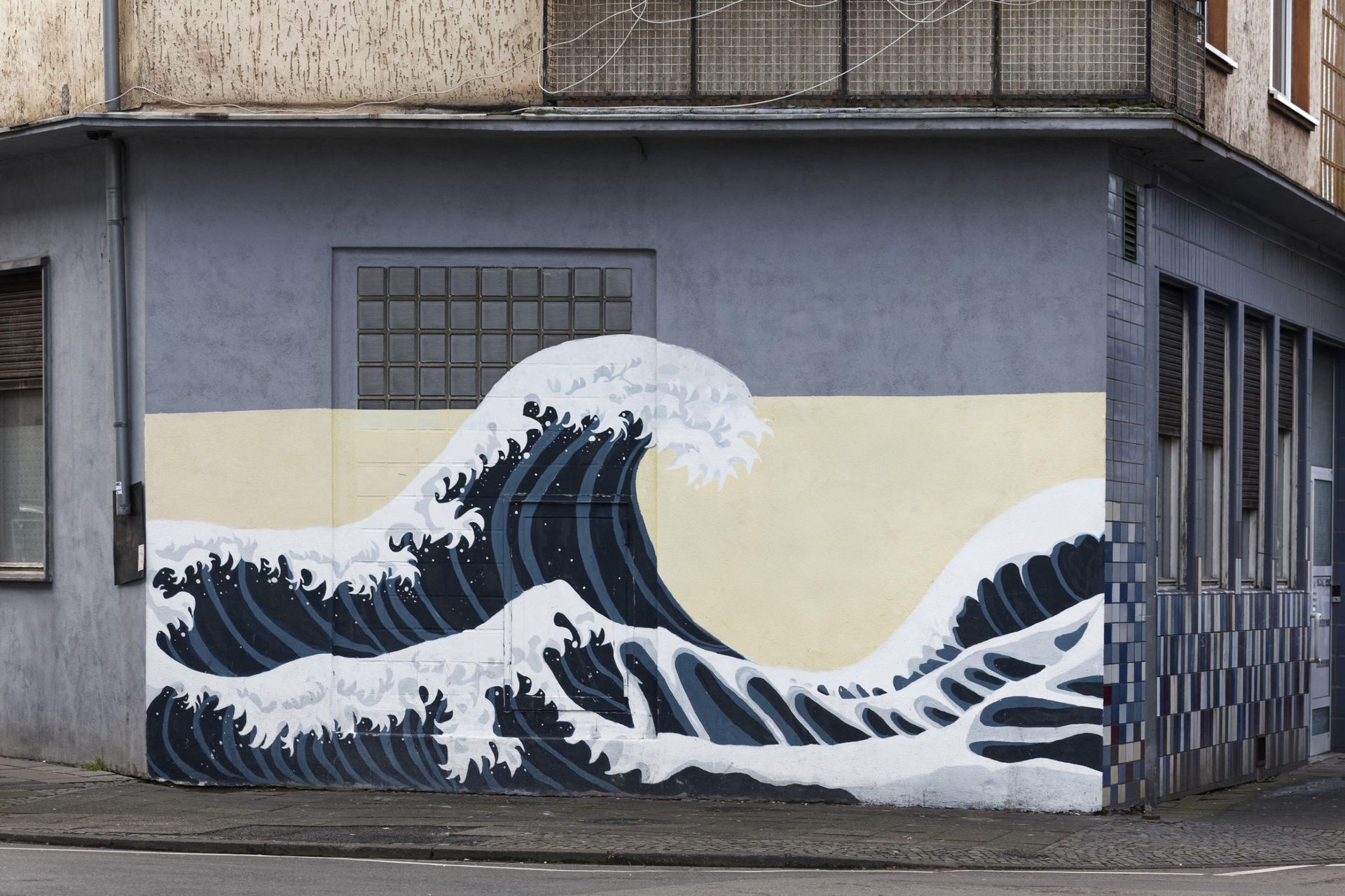 The Great Wave painting reproduced on the side of a house