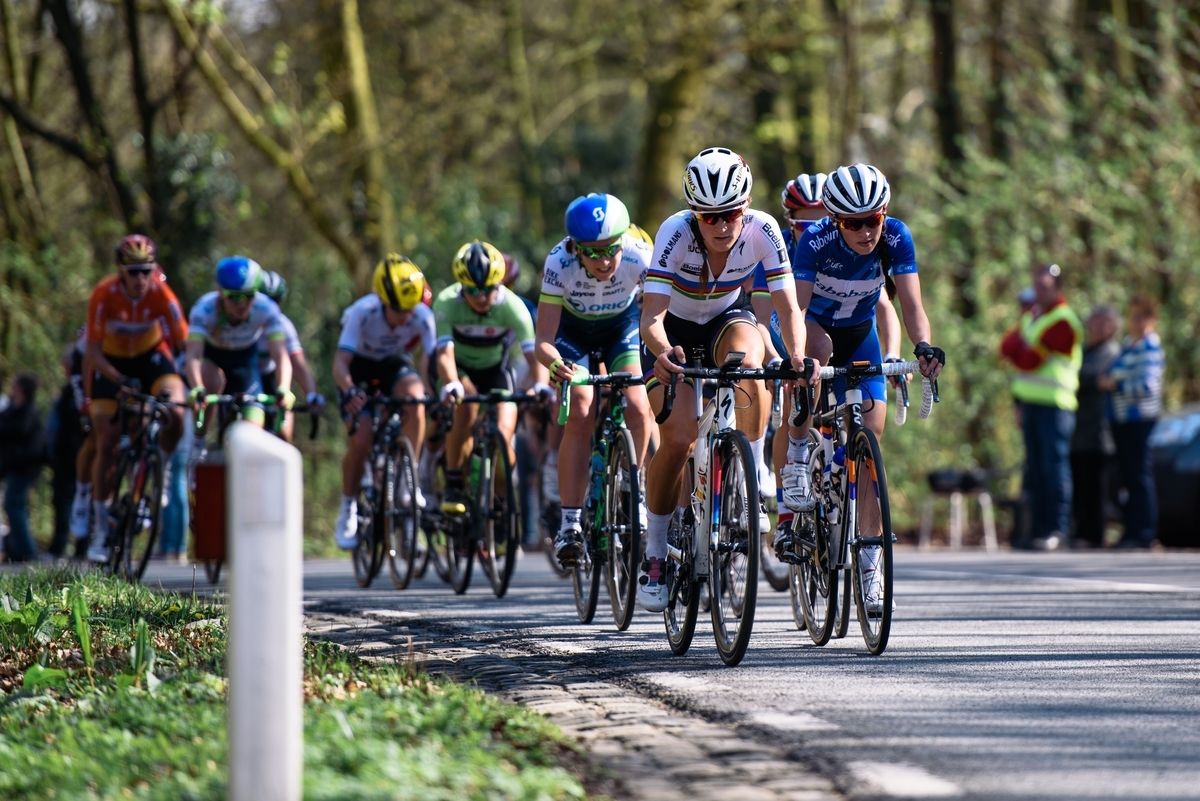 Lizzie Armitstead (Boels-Dolmans) leading a small group