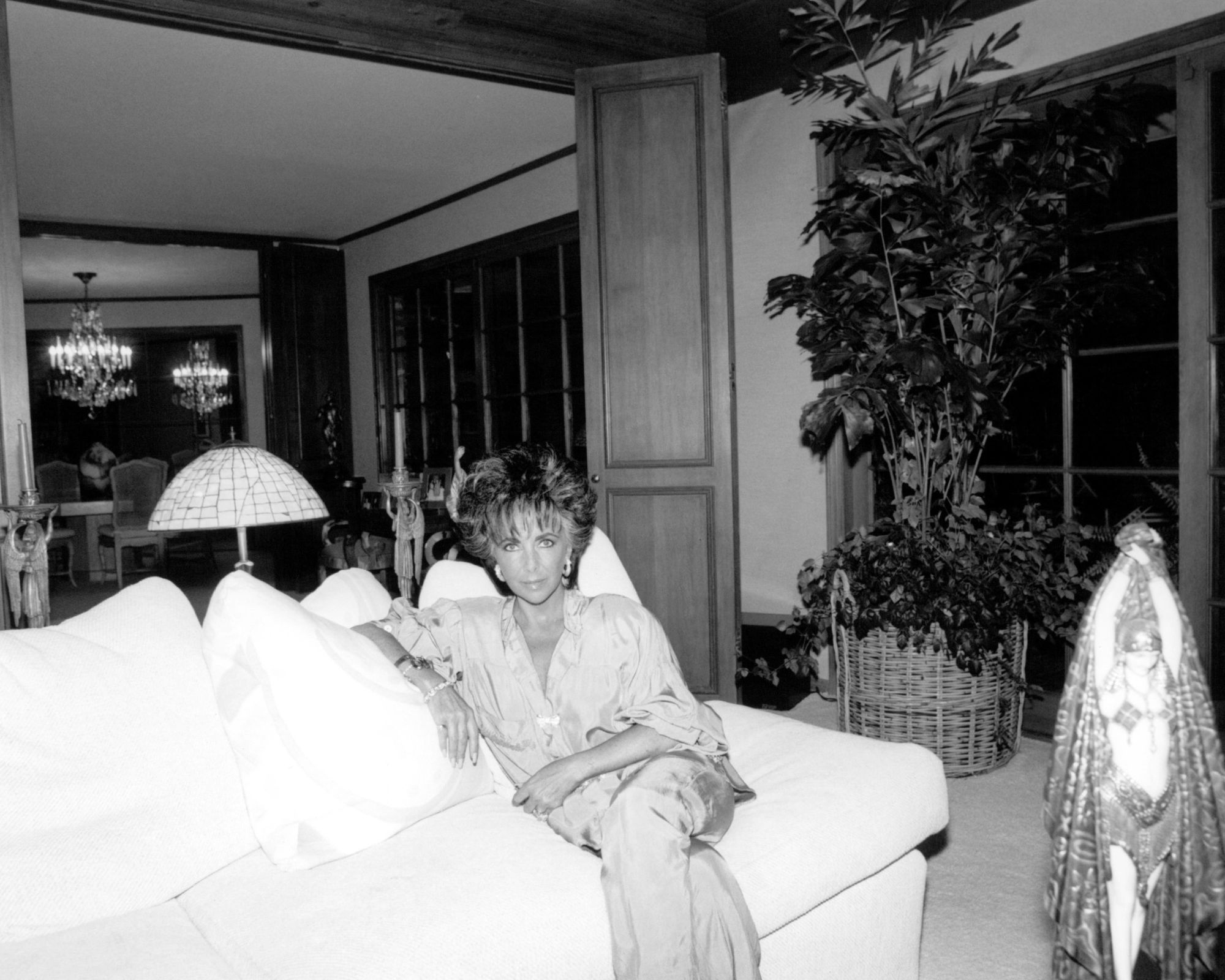 elizabeth taylor in her black and white living room