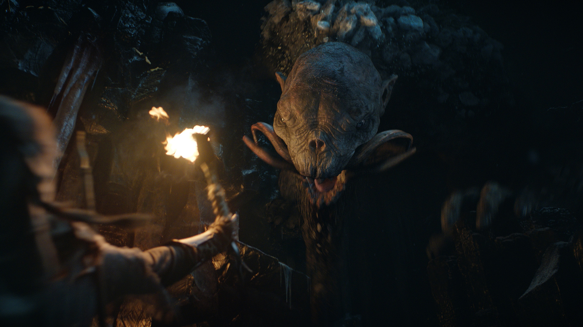 En snetrold angriber Galadriels elver-følge i en hule i Forodwaith i Magtringene.