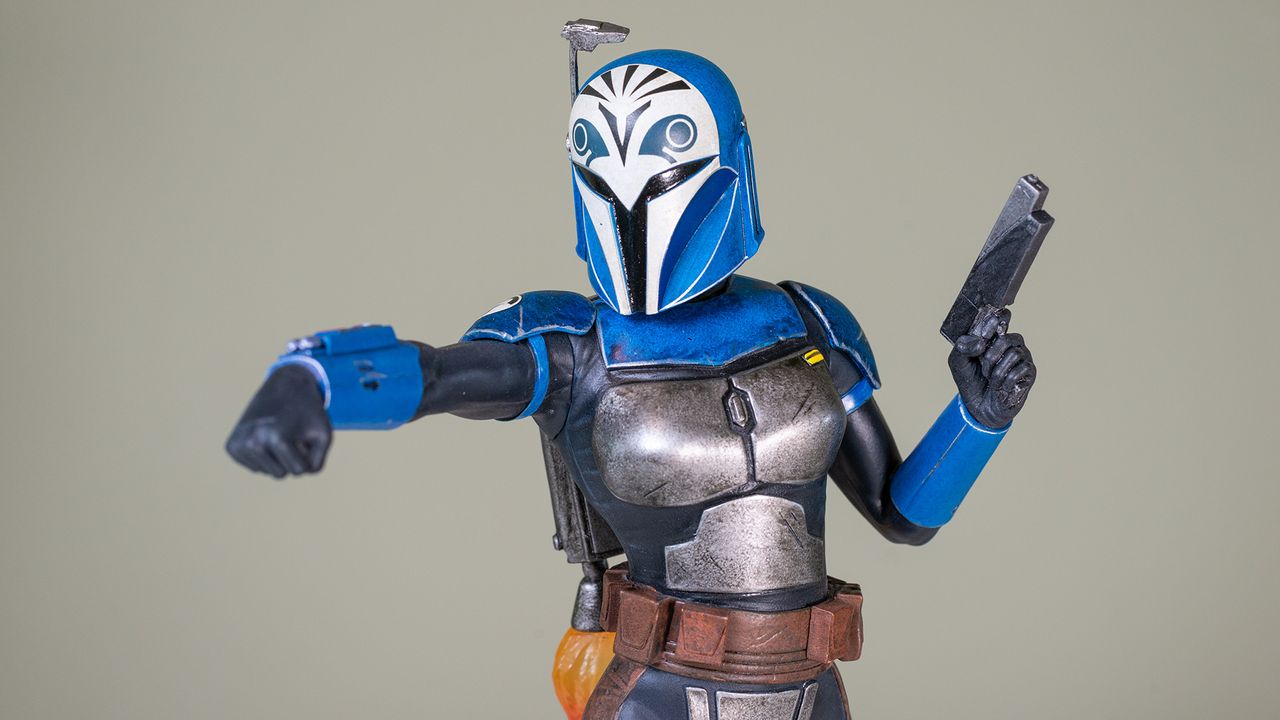 A close-up of the helmet variant included in the Bo-Katan Kryze 1:7 scale statue on a green background