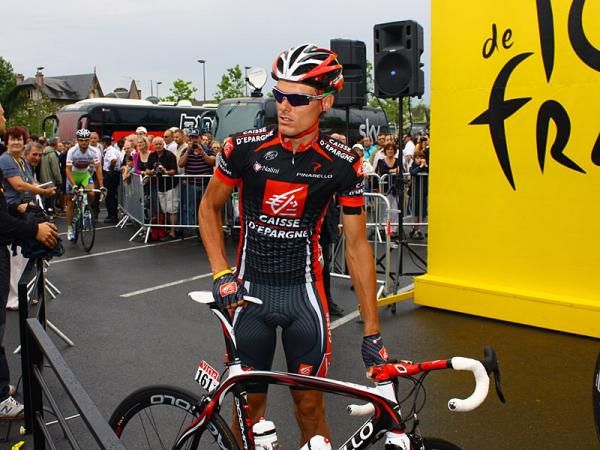 Caisse d'Epargne leader Luis-Leon Sanchez signs in for the day's stage.