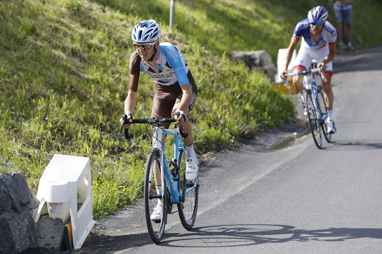 Thibaut Pinot (FDJ) bridges to Bardet